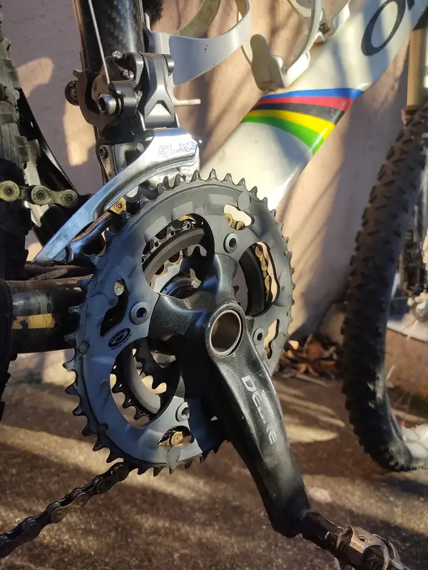 Pédalier et plateau d'un vélo de route