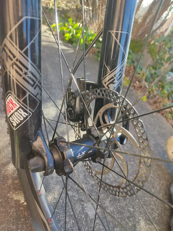 Fourche suspendue et disque de frein avant