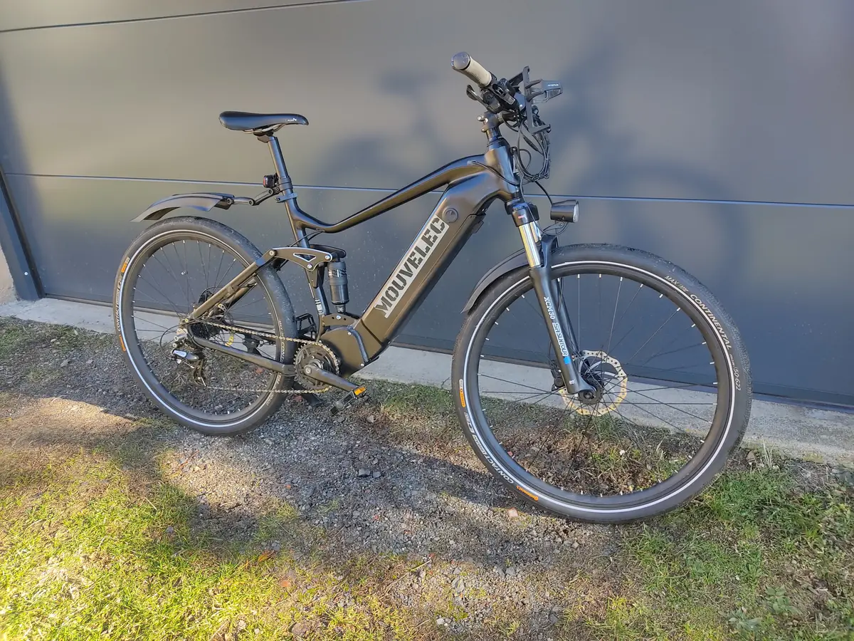 Vélo à assistance électrique tout-suspendu entretenu à l'atelier