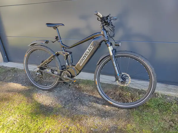 Vélo à assistance électrique tout-suspendu